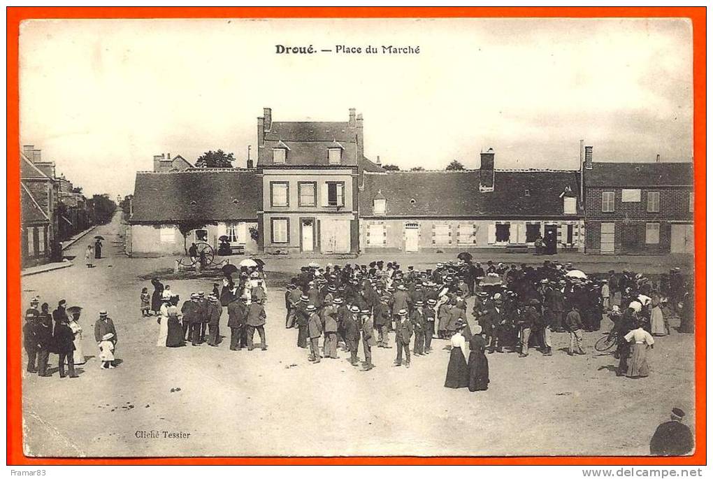 DROUE - Place Du Marché  ( Pli Coin Bas Gauche ) - Droue