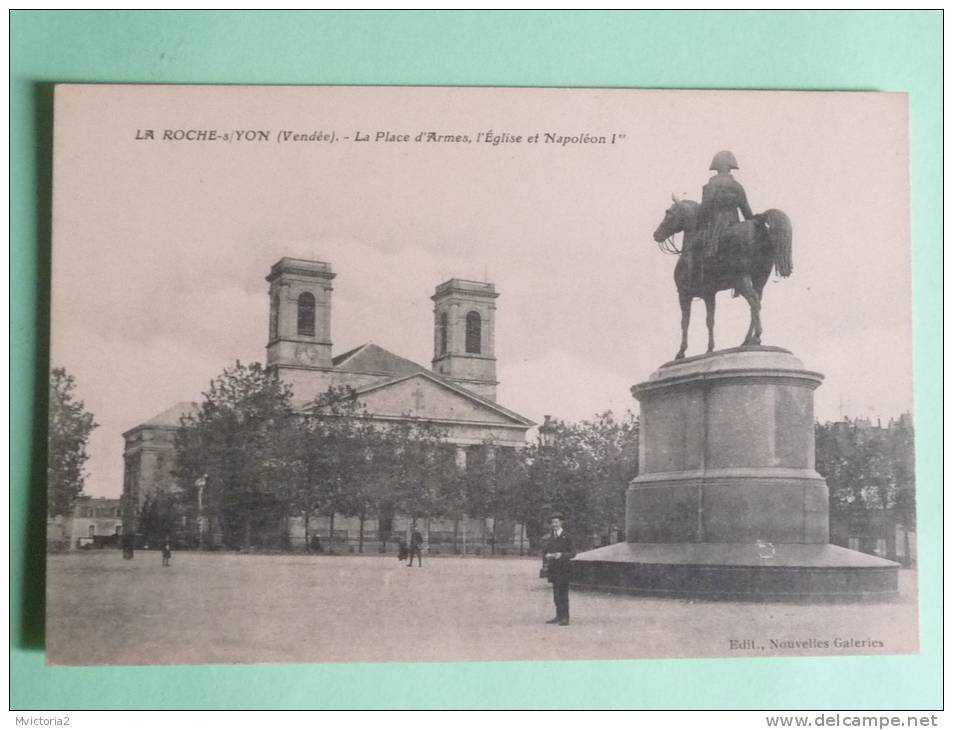 La Roche Sur Yon - La Place D'Armes, L'Eglise Et Napoléon 1er - La Roche Sur Yon