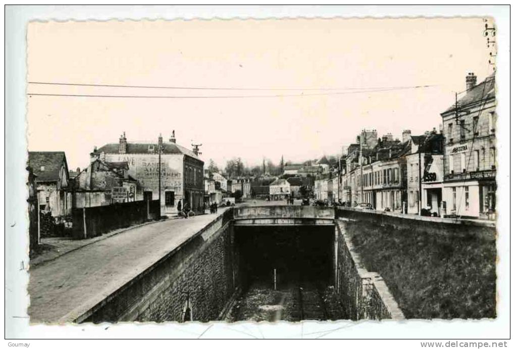 Montivilliers - Cours Sainte Croix Vu Du Pont - Noir Et Blanc Dentelée - Montivilliers