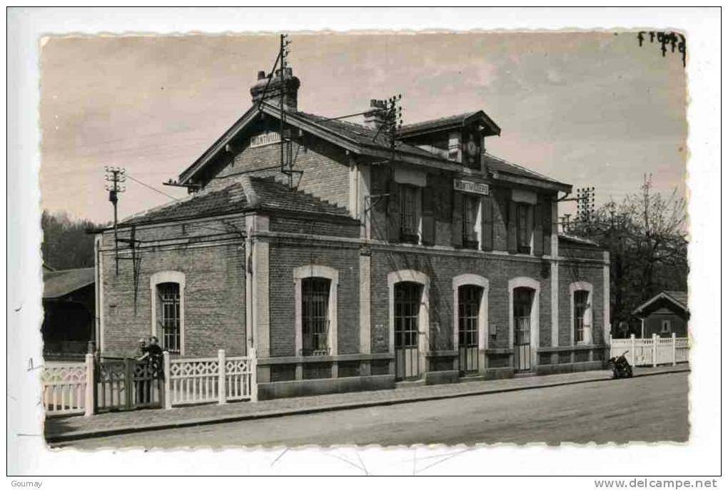 Montivilliers - La Gare - Noir Et Blanc Dentelée - Animée - Montivilliers