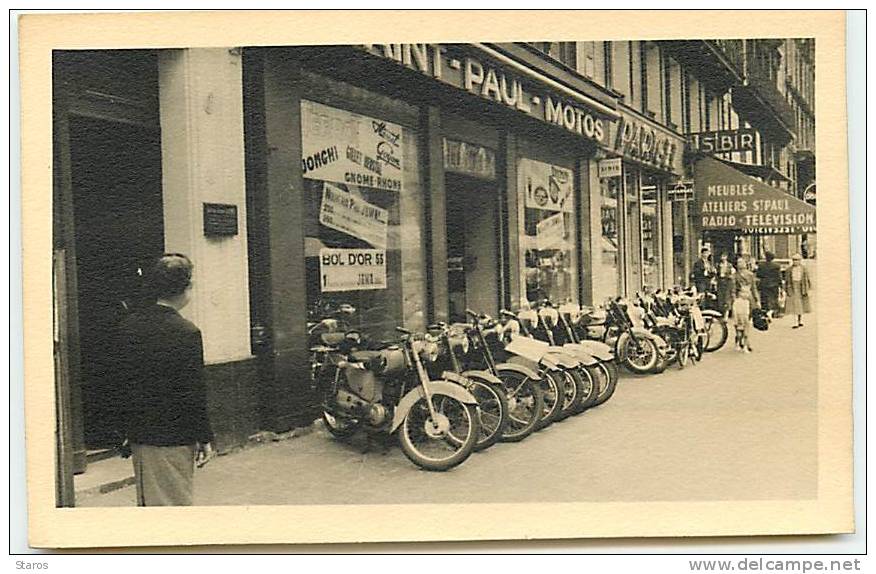 Magasin De Motos Probablement à Paris Quartier Saint Paul - Motos