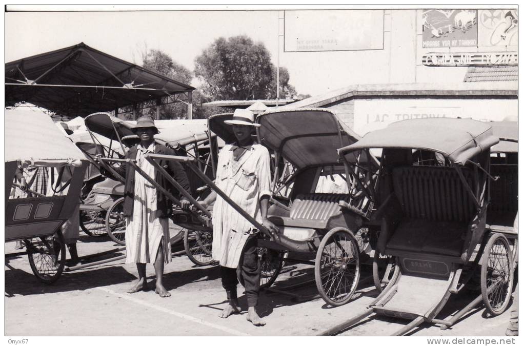 Carte Photo - Les Pousse-Pousse - MADAGASCAR - METIER - TRANSPORT - VOIR 2 SCANS - - Madagascar