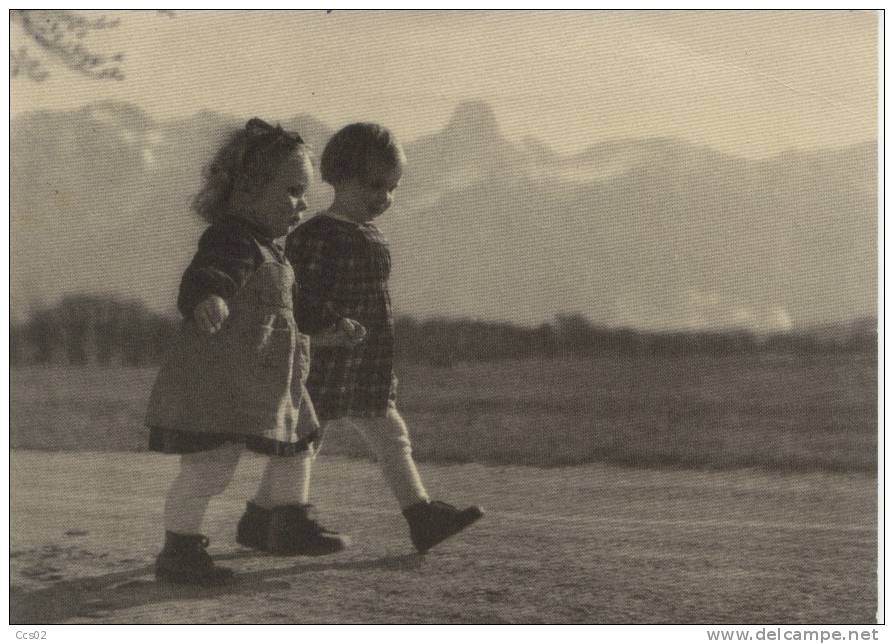 Deux Enfants Sur Un Chemin Zwei Kinder - Groupes D'enfants & Familles