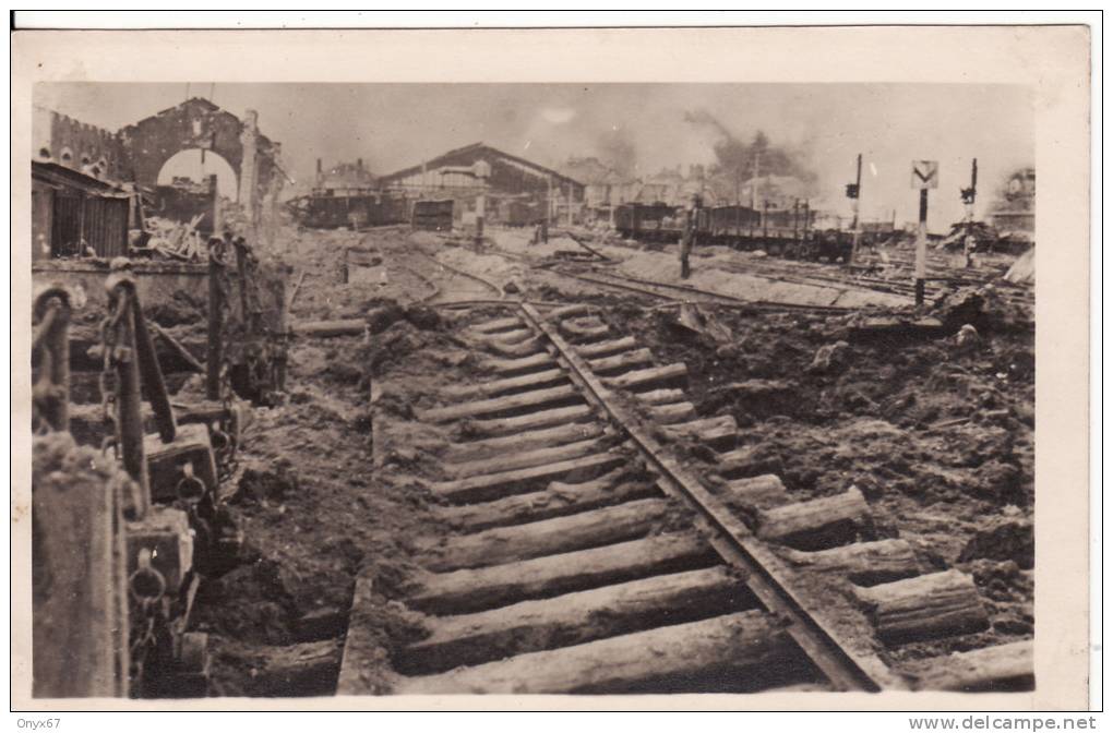 Carte Postale Photo GARE En Ruine-BAHNHOF-Chemin De Fer-Train-Voie Ferrée-A SITUER A LOCALISER- ?? - Gares - Avec Trains