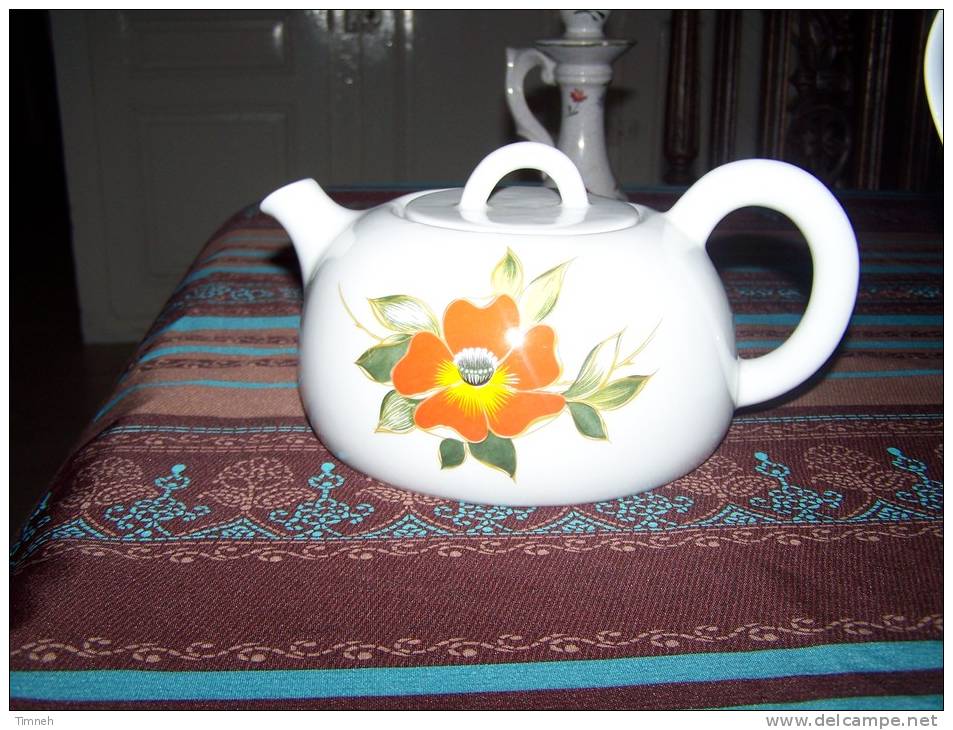 GRANDE THEIERE ou POT A EAU forme BOUILLOIRE en PORCELAINE épaisse +1kg  de FRANCE à grosse fleur