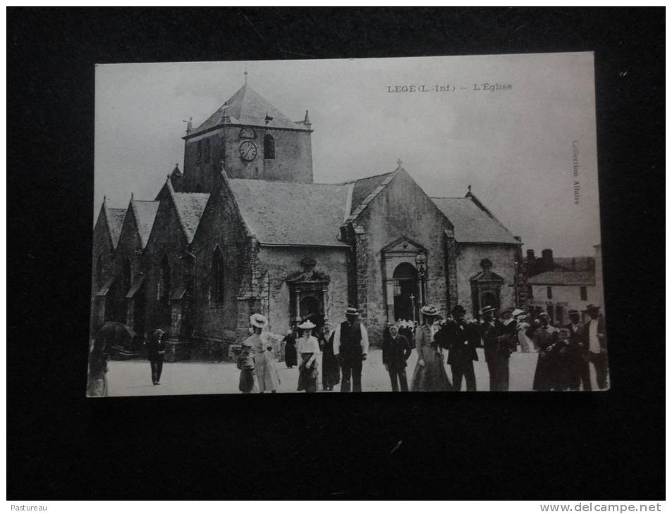 Legé: L' Eglise. Sortie De Messe. - Legé