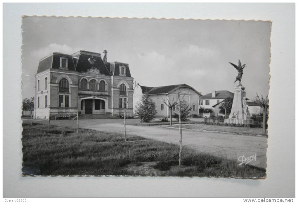 33 -  Gujan Mestras - La Mairie Et Le Monument Aux Morts - Gujan-Mestras