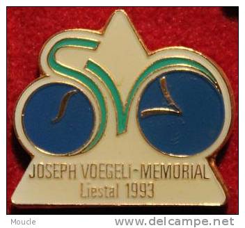 JOSEPH VOEGELI MEMORIAL - LIESTAL 1993 - VELO -  SCHWEIZ - CYCLISME - CYCLISTE - SUISSE         (ROUGE) - Wielrennen