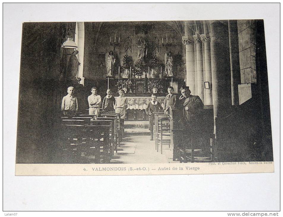 Carte Postale Ancienne : VALMONDOIS : Autel De La Vierge , Animé Avec Curé Et Enfants De Choeur - Valmondois