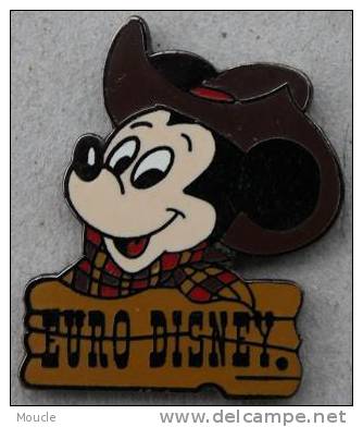 TÊTE DE MICKEY MOUSE EN COW-BOY - EURO DISNEY -         (ROUGE) - Disney