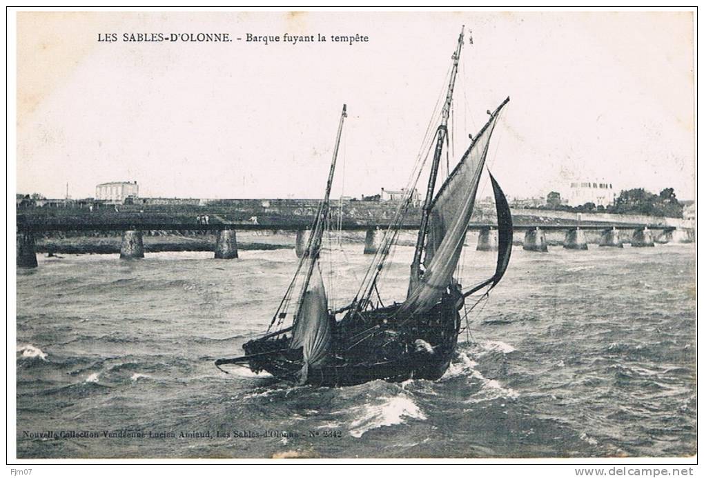 85- LES SABLES- D'OLONNE-   Barque Fuyant La Tempete - Sables D'Olonne