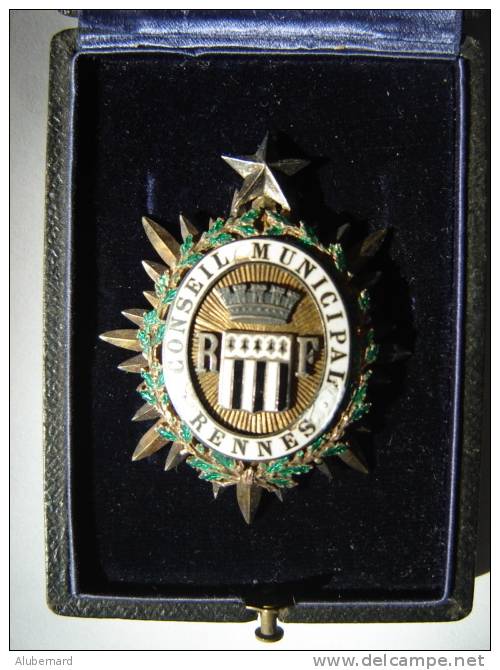 Une Légion D´honneur (Chevalier) Et Une Médaille Du Conseil Municipal De Rennes (vermeil) - France