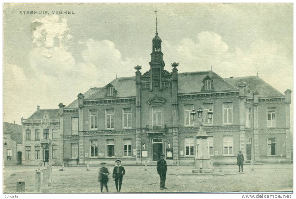 Veghel - Stadhuis - Opgelet Beschadigd Vooraan !! - Veghel