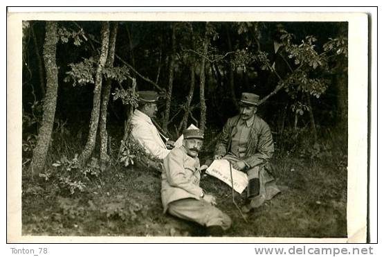 CARTE PHOTO  -  3 MILITAIRES DANS UN BOIS 1 JOURNAL A LA MAIN - To Identify