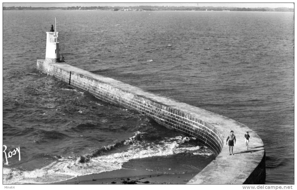 44 MESQUER  LA JETEE ET LE PHARE A LA POINTE MERQUEL Personnage - Other & Unclassified