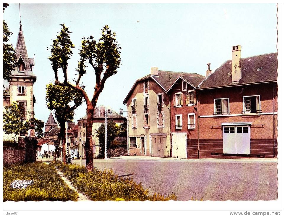 CPSM    87     ORADOUR SUR VAYRES       ENTREE DU BOURG - Oradour Sur Vayres