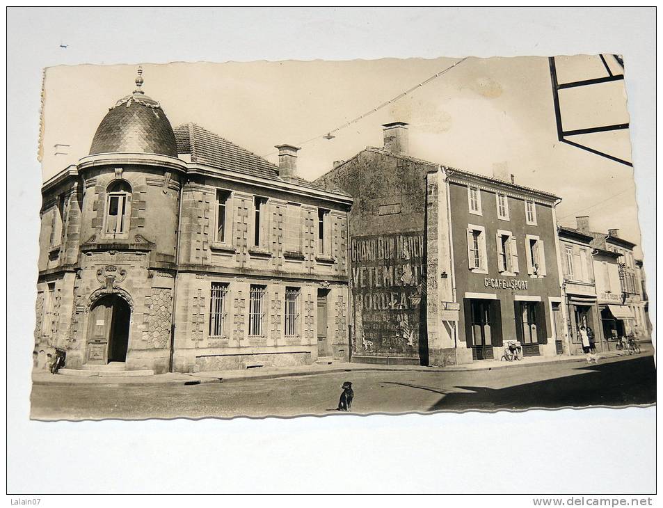 Carte Postale Ancienne : LESPARRE : Place Du Marechal Foch Et La Poste , Animé - Lesparre Medoc