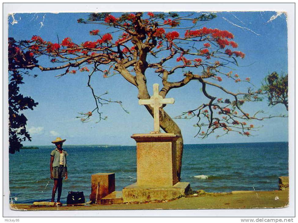 Guadeloupe--PETIT-BOURG--1960--Sur Le Bord De La Route De Pointe à Pitre à Basse-Terre (animée,calvaire),cpsm - Autres & Non Classés