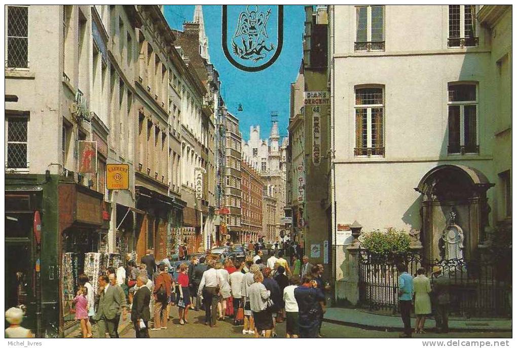 Bruxelles - Rue De L'Ecuyer Avec Manneken-Pis - Pas Circulé - Environ 1960 - Très Animée - TBE - Famous People