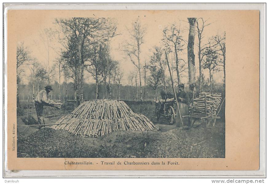 52 // CHATEAUVILLAIN   Travail De Charbonniers Dans La Forêt - Chateauvillain