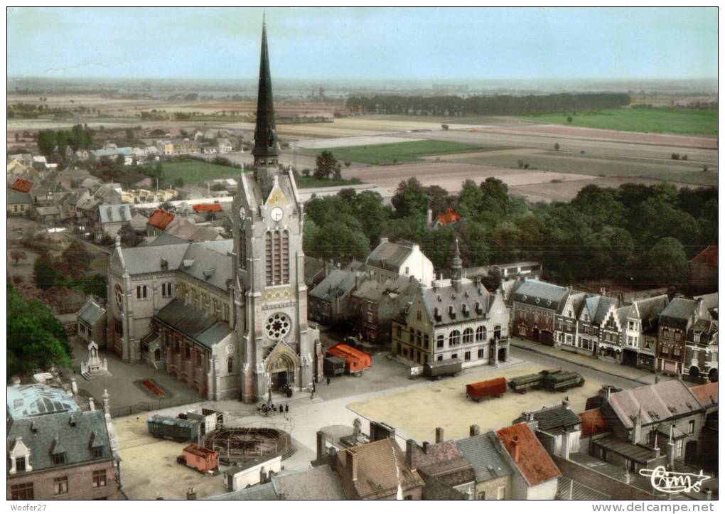 CPSM   LAVENTIE     La Place De L'église Saint Vaast  Avec Des Roulottes , L'hotel De Ville Et Son Quartier  Vu Du Ciel - Laventie