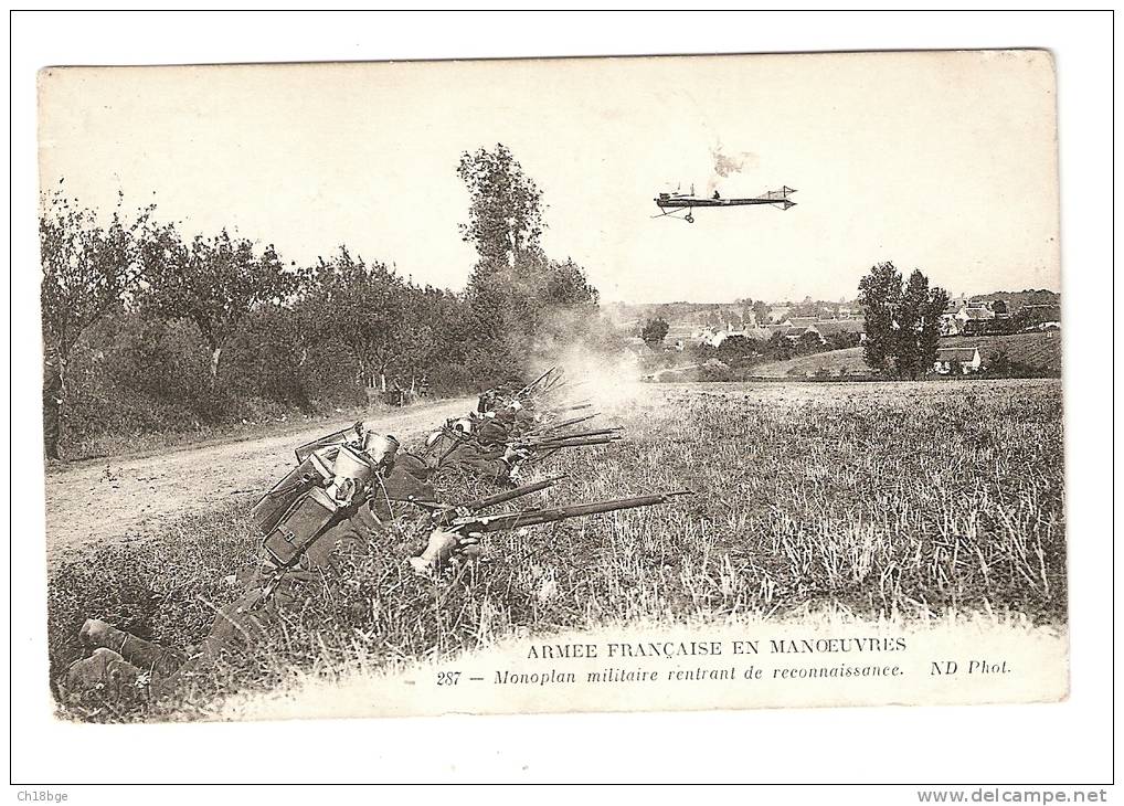 CPA : Monoplan Militaire Rentrant De Reconnaissance : Soldats Avec " Barda" En Position De Tir . Tampon - Guerre 1914-18