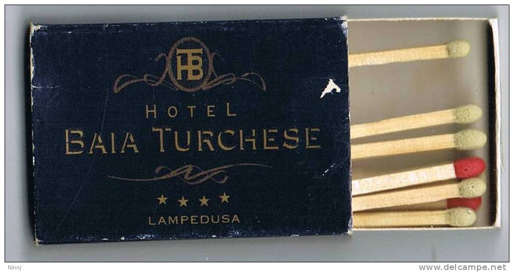 Italia Vecchia Scatola Di Fiammiferi ´Hotel Baia Turchese´  Lampedusa Usata Con 8 Fiammiferi - Scatole Di Fiammiferi