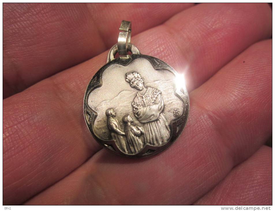 JOLI MEDAILLE " NOTRE DAME DE LA SALETTE " METAL ARGENT VOIR PHOTOS - Pendants