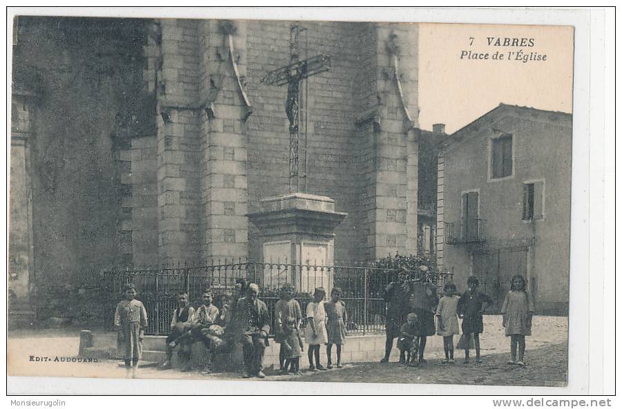 12 )) VABRES   Place De L'église   Edit Audouard   ANIMEE - Vabres