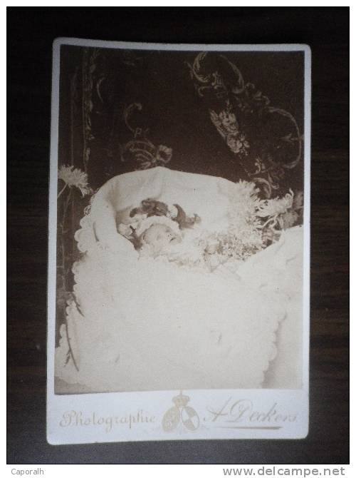 Bébé Mort. Photographie Ancienne. Vers 1880. Format Carte Cabinet . - Anciennes (Av. 1900)