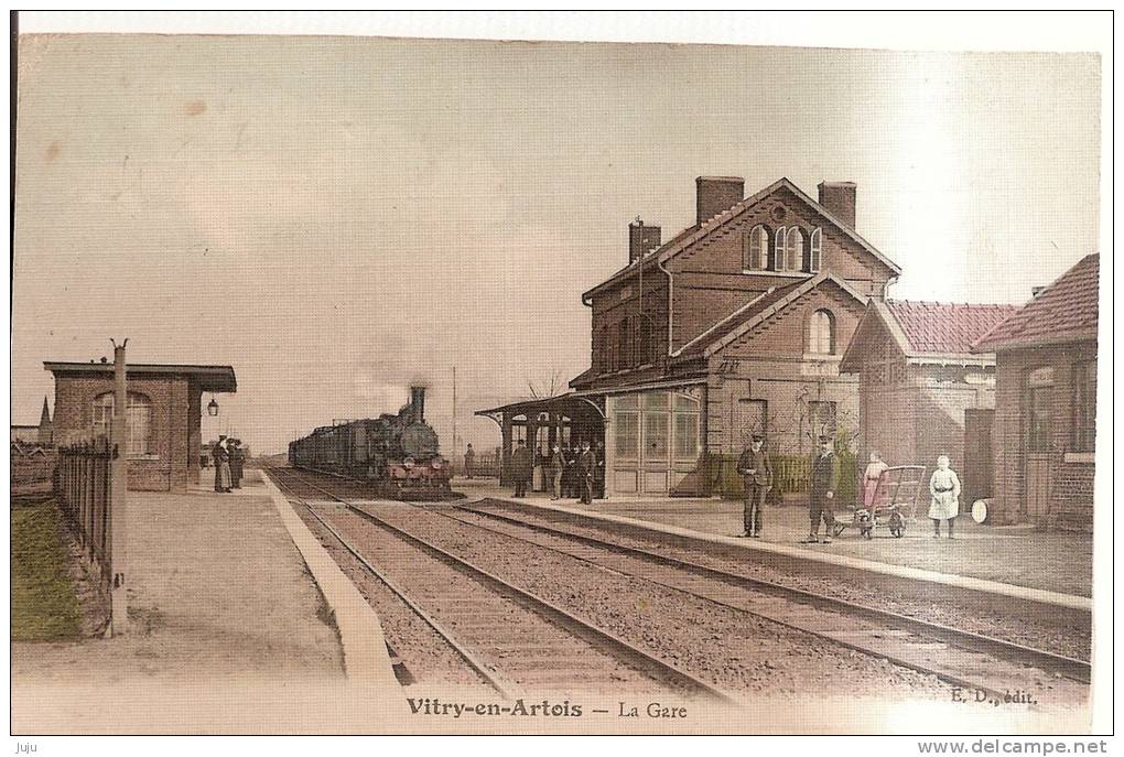 62 - Vitry En Artois - La Gare Colorisée (arrivée D´un Train) Pas Courante - Vitry En Artois