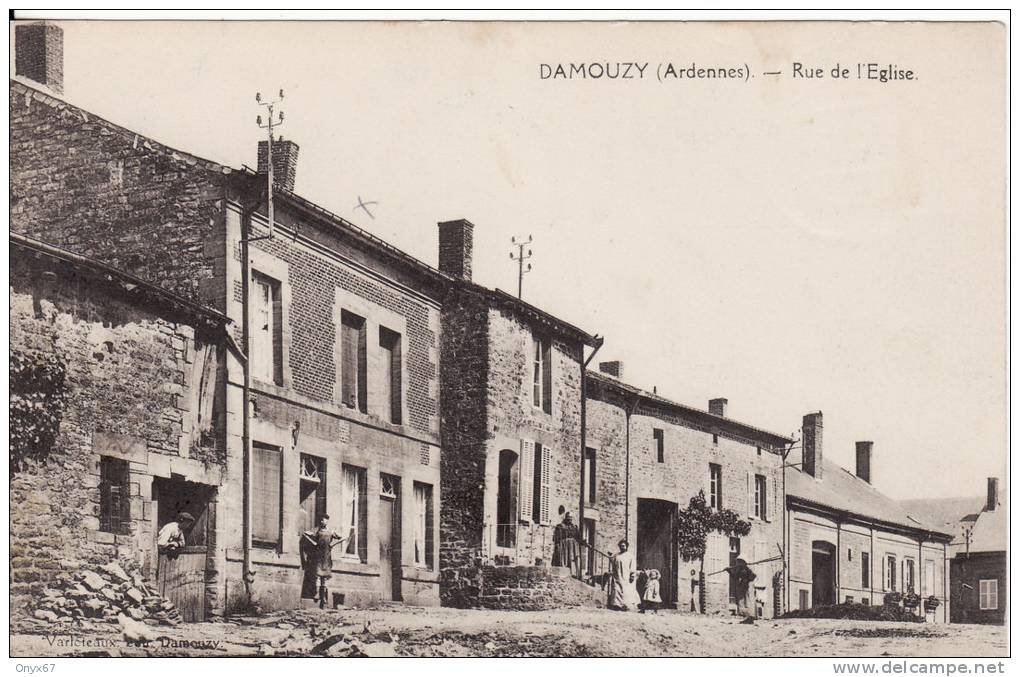 DAMOUZY (Ardennes) - Rue De L'église  - VOIR 2 SCANS - - Autres & Non Classés