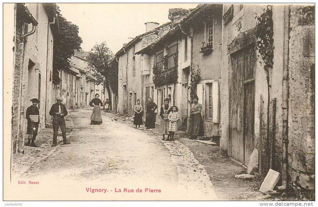 52 VIGNORY LA RUE DE PIERRE - Vignory