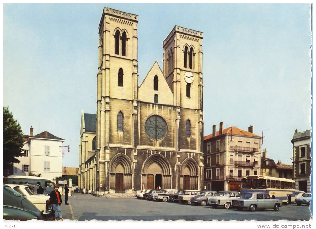 BOURGOIN  - L'Eglise  - Nombreuses Voitures Années 60.     CPM Dentelée. - Bourgoin