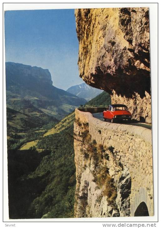 LE VERCORS  - Route Des Grands Goulets -    Belle DS Rouge Beau Plan.   CPM - Vercors