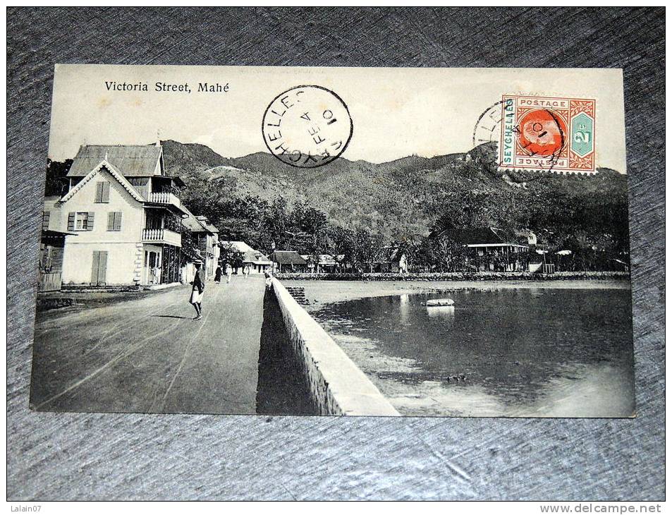 Carte Postale Ancienne : SEYCHELLES : MAHE : Victoria Street , Animé Avec Timbre - Seychelles