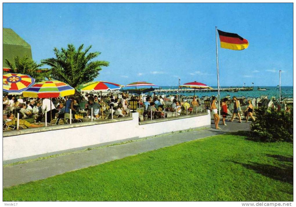 01078 GRÖMITZ -  Blick Auf Die Strandhallen-Terasse - Groemitz