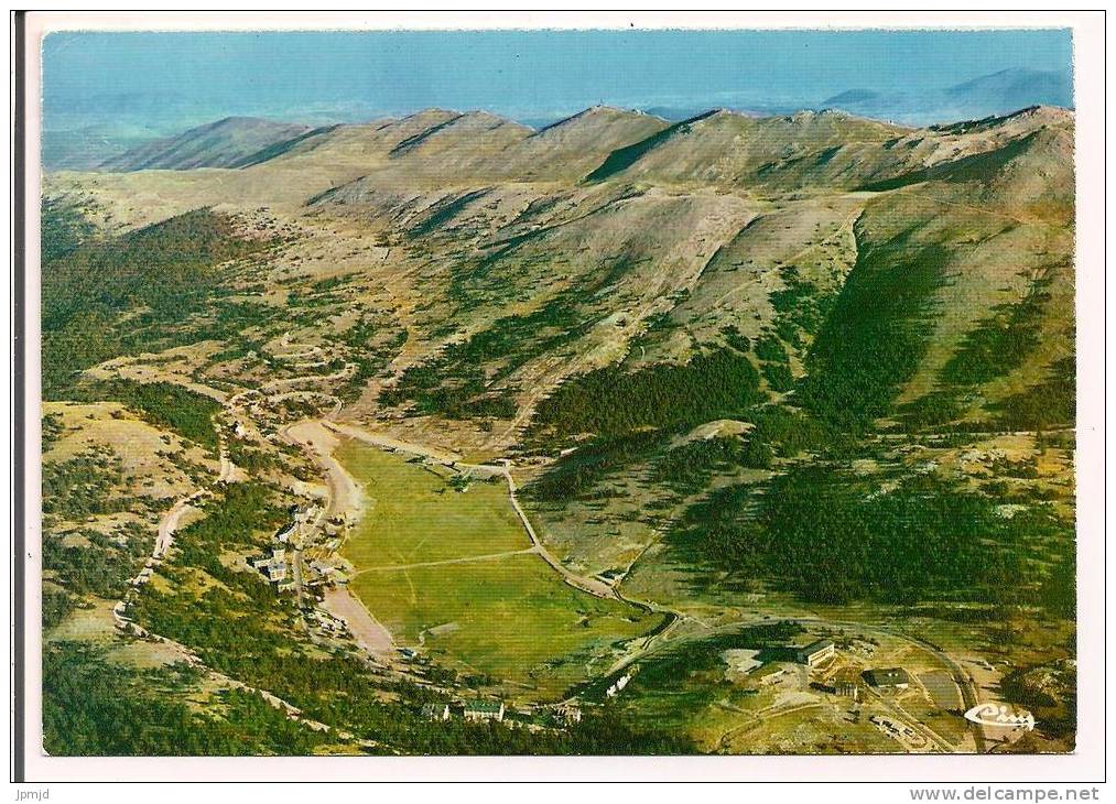 06 - GREOLIERES-les-NEIGES - Vue Panoramique Aérienne De La Station L'été - Au Loin La Côte Méditerranéenne - Ed. Cim - Autres & Non Classés