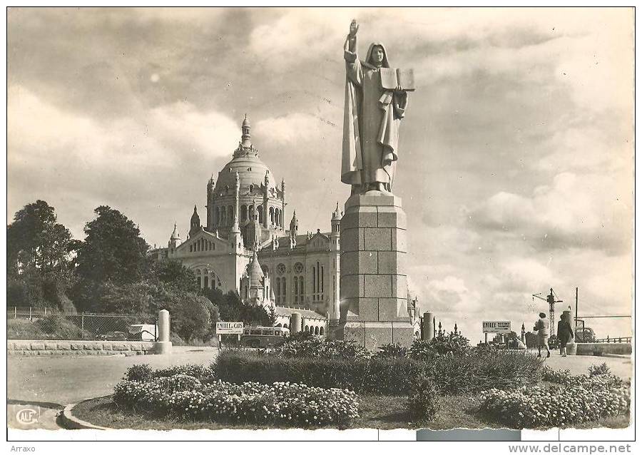 FRA140 - Lisieux - La Basilique Vue Du Rond Point - Lisieux