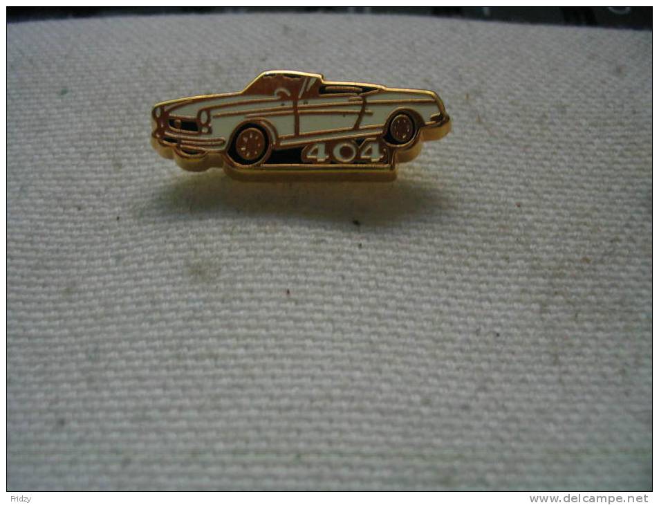 Pin´s PEUGEOT 404 Coupée De Couleur Blanche. Emballage Blister Peugeot - Peugeot