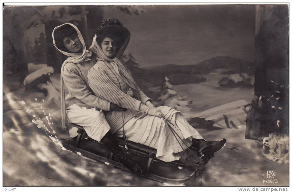 Carte Postale Photo 2 Femmes Sur Une Luge - SPORT HIVER - VOIR 2 SCANS - Photographs