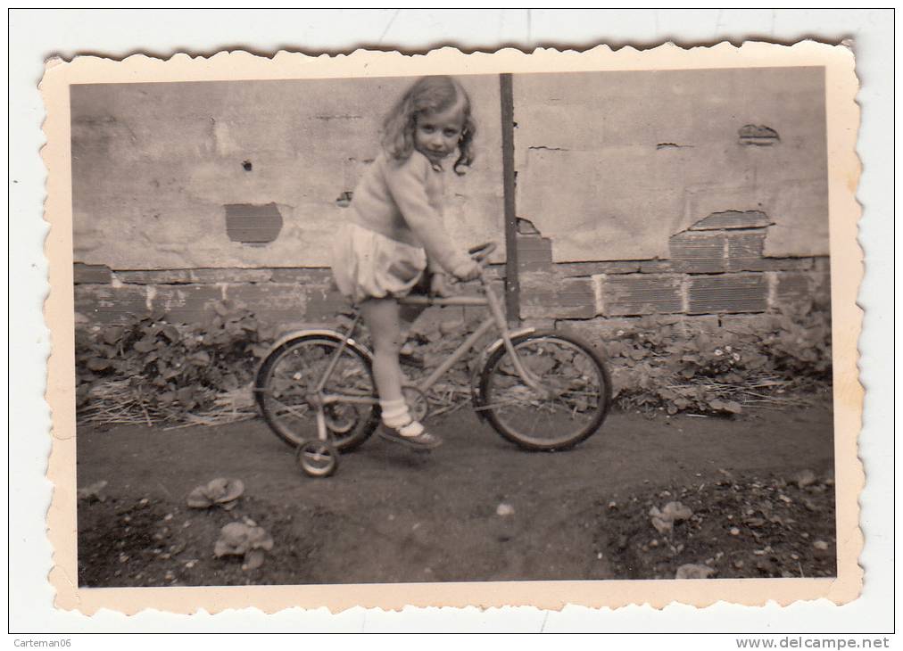 Cyclisme - Photo Format 8.5 X 5.8 Cm - Fillette Sur Son Tricycle (vélo, Enfant) - Cycling