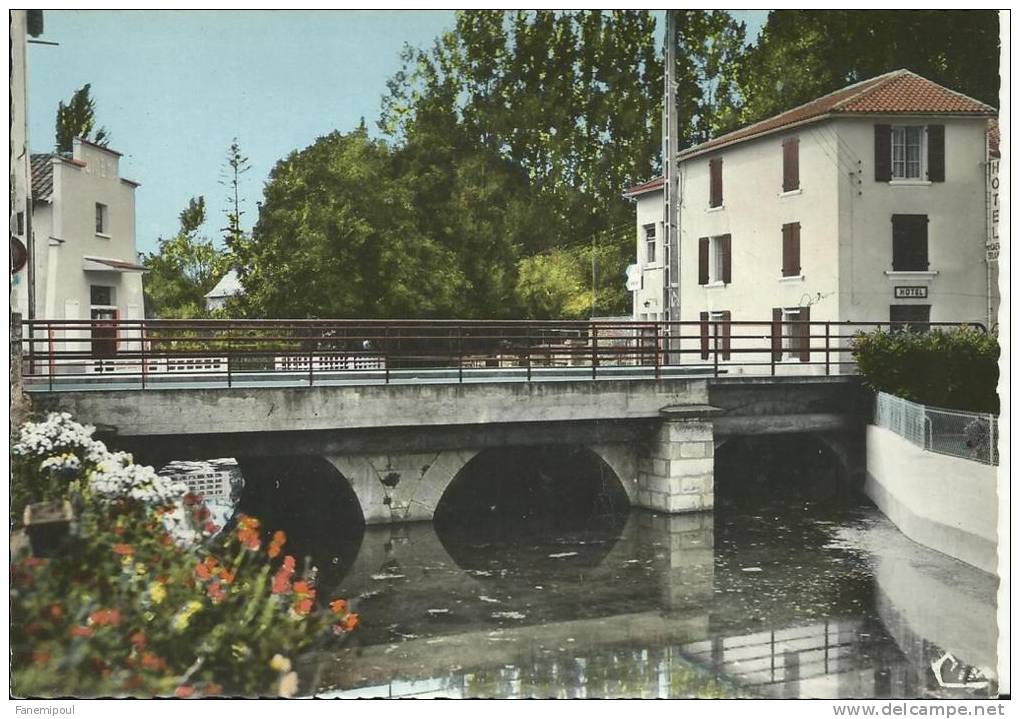 VOUILLÉ-LA-BATAILLE.  Le Pont Sur L'Auxance, L'Hôtel Du Cheval Blanc Et Le Cinéma - Vouille