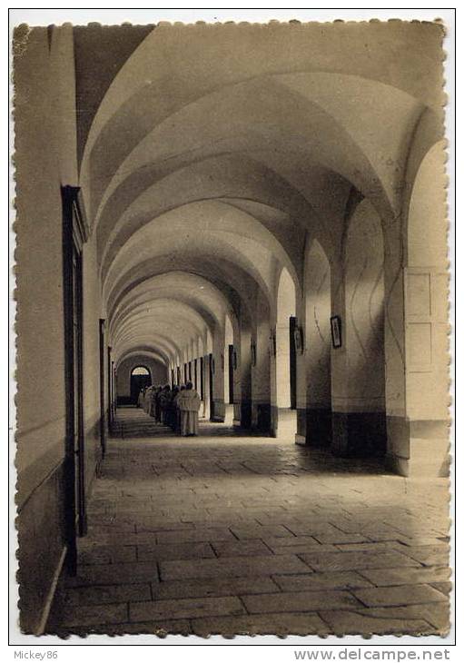 Près Nuits St Georges--Abbaye De N-D De CITEAUX-1956--Le Cloître (animée,moines),cpsm 10 X 15 éd Hélio-Lorraine - Autres & Non Classés