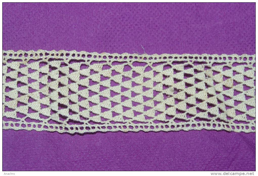 DENTELLE BRODERIE Ancienne Géométrique  0.80 M X 3.2 Cms De Large - Dentelles Et Tissus