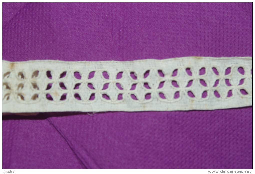 DENTELLE BRODERIE ANGLAISE Ancienne 1.27 M X 1.8 Cms De Large - Spitzen Und Stoffe