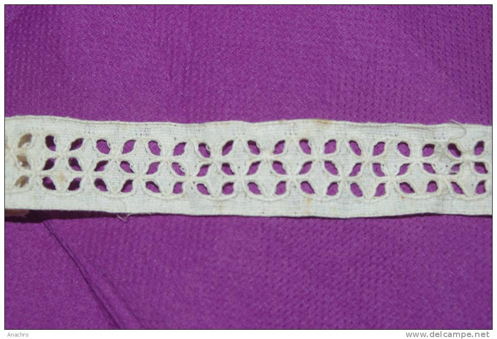 DENTELLE BRODERIE ANGLAISE Ancienne 1.27 M X 1.8 Cms De Large - Spitzen Und Stoffe