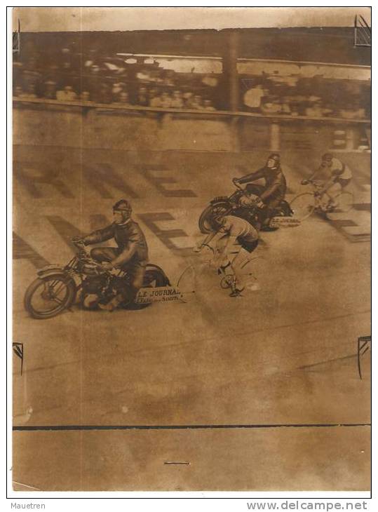 2 PHOTOS DE PRESSE ORIGINALE COURSE DE VITESSE A VELO DERRIERE UNE MOTO G. PAILLARD? VERS 1937 - Ciclismo