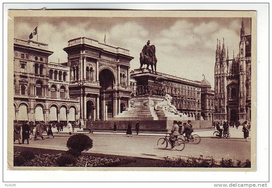 Milano 1936,Monumento A Vittorio Emanuele II,Monument A  Victor Emanuele II,cyclist,ciclista - Milano (Milan)