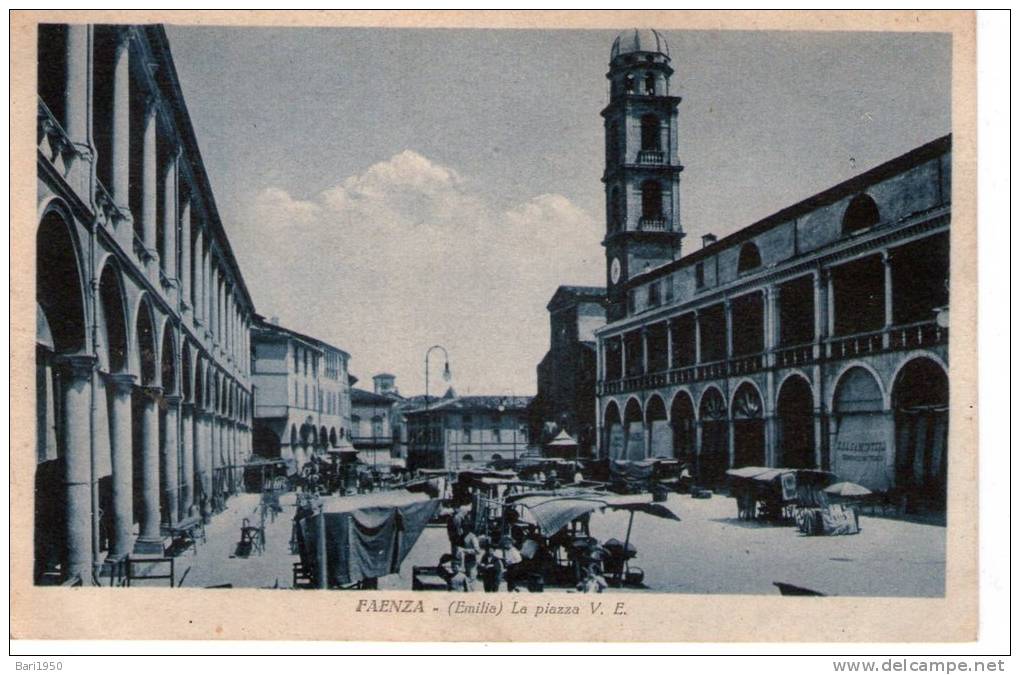 Bellissima Cartolina  D´epoca     "  FAENZA  (Emilia)  La Piazza V.E.   " - Faenza